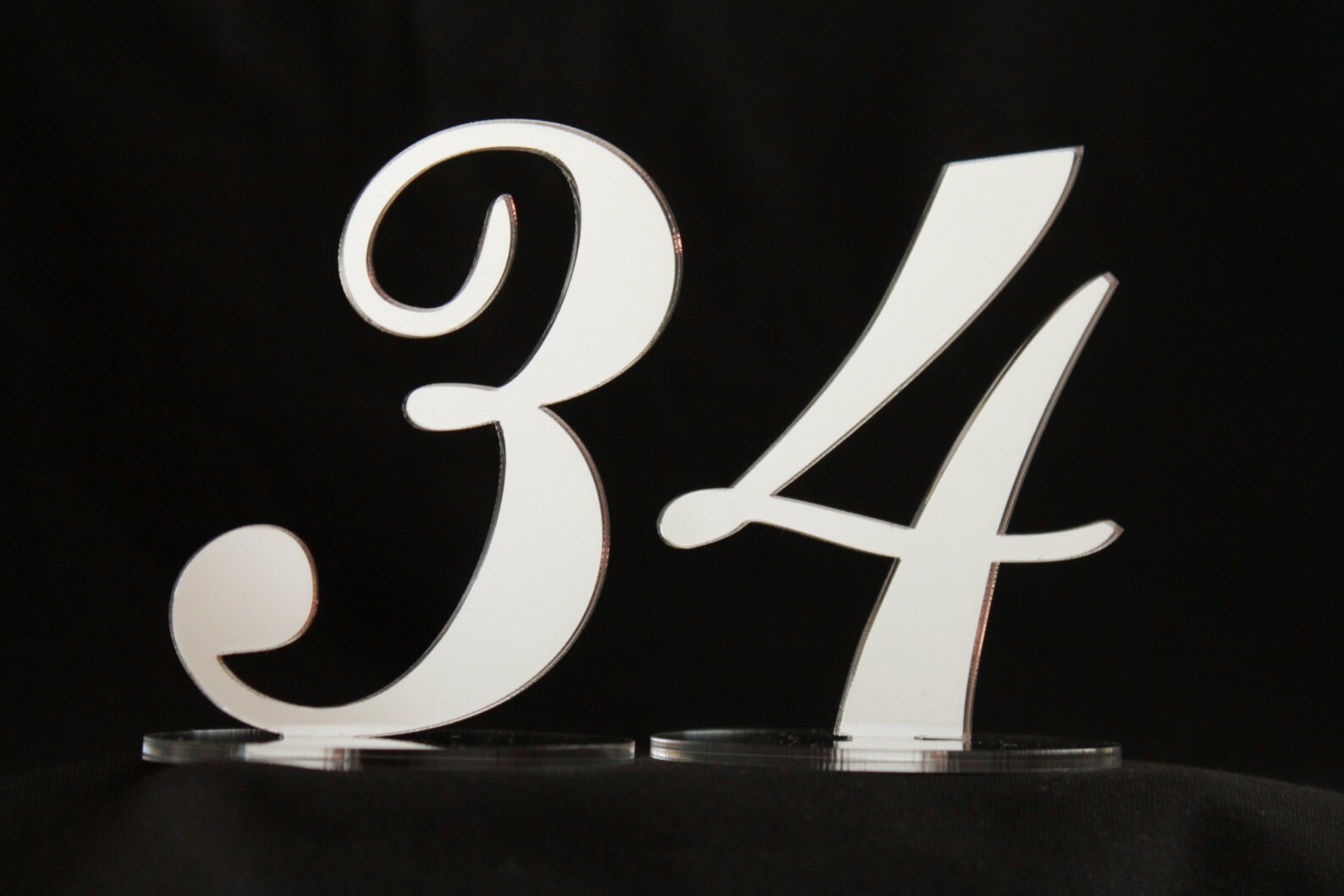 Vrijstaande spiegelende acryl  - Table Number Gold recensie en prijs